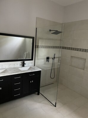 Dusche, Haartrockner, Handtücher, Seife