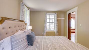 4 bedrooms, iron/ironing board, free WiFi, bed sheets