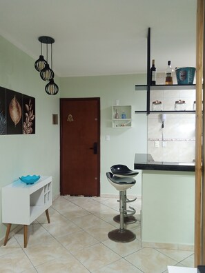 Geladeira, micro-ondas, cafeteira/chaleira, liquidificador