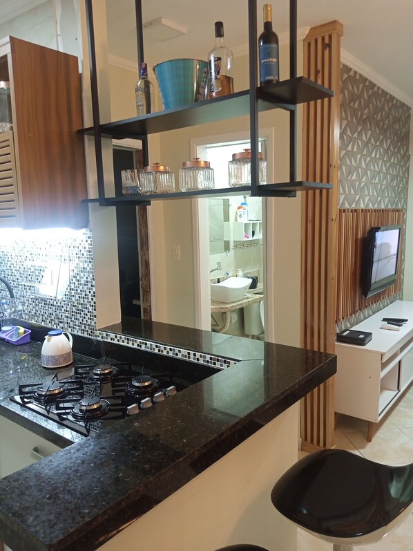 ثلاجة، ميكروويف، ماكينة لصنع القهوة/الشاي، خلاط