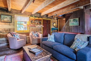 Smart TV, fireplace, DVD player, books - Green Plains Cabin (South Charleston)