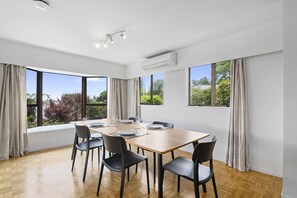 Dining - Rutherford Retreat - Nelson Holiday Home (Nelson)