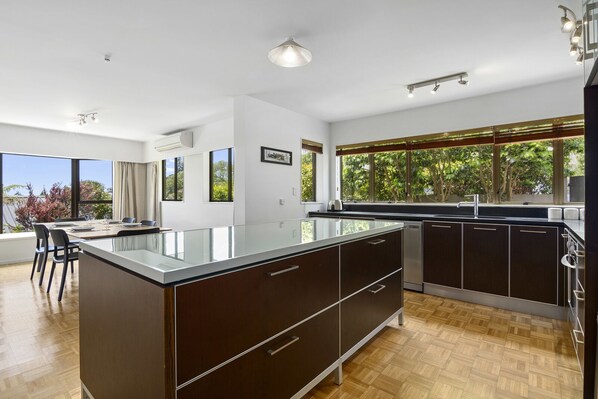 Frigorifero, microonde, lavastoviglie, macchina per tè/caffè