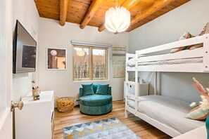 3 bedrooms, desk, iron/ironing board, WiFi