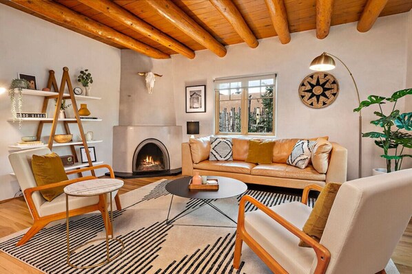 Smart TV, fireplace - High Design with Fabulous Patio (Santa Fe)