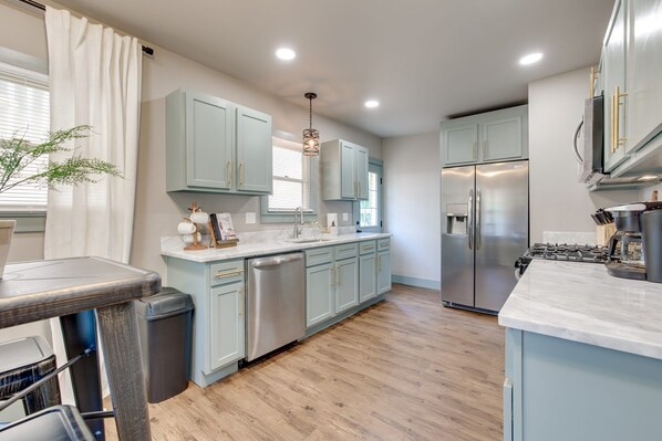 Refrigerador, microondas, horno y parrilla de estufa 