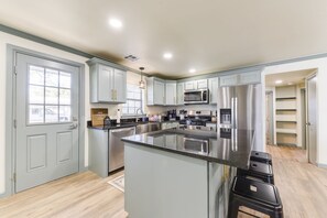 Fridge, microwave, oven, stovetop - Modern Farmhouse in Downtown Edmond (Edmond)