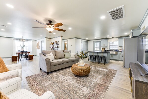 TV - Modern Farmhouse in Downtown Edmond (Edmond)