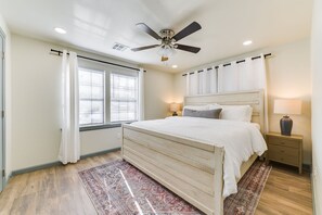 4 bedrooms, iron/ironing board, travel crib, WiFi - Modern Farmhouse in Downtown Edmond (Edmond)