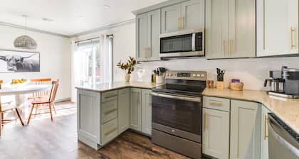 Cozy 3 bed/2 bath Cottage Near Nichols Hills