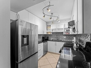 Refrigerador, microondas, horno y parrilla de estufa 