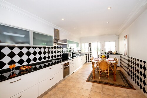 Retreat w/ heatable pool & sea view, Carvoeiro