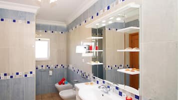 Baignoire, sèche-cheveux