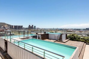 Outdoor pool - Chic Apartment - Rooftop Pool, Gym, Private Balcony (Cape Town)