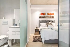 Secador de cabelo, toalhas de banho, sabonete, shampoo