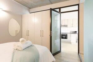 2 bedrooms, iron/ironing board, WiFi, bed sheets - Chic Apartment - Rooftop Pool, Gym, Private Balcony (Cape Town)