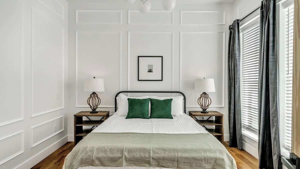 4 soverom, skrivebord, lydisolert og strykejern/-brett