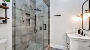 Dusche, Haartrockner, Handtücher, Seife
