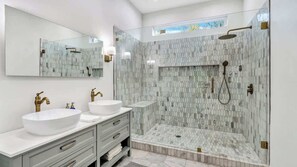 Douche, séchoir à cheveux, serviettes fournies, savon