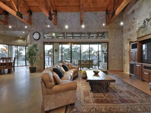 Televisie, een open haard, tafelvoetbal en een tafeltennistafel