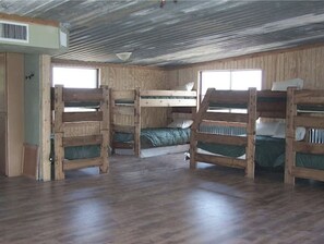 5 bedrooms, travel cot, WiFi, bed sheets
