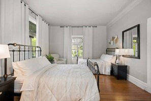 2 bedrooms, iron/ironing board, WiFi, bed sheets - Entire Main level of Beautiful Historic Home! (Spokane)