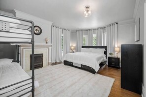 6 bedrooms, iron/ironing board, WiFi, bed sheets