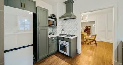 Walk to Cherry St, Utica Sq, pets & hot tub!