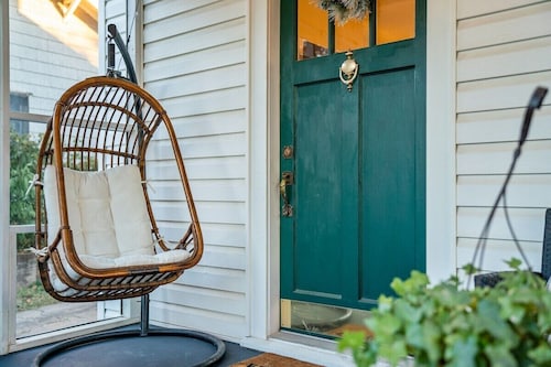 Walk to Cherry St, Utica Sq, pets & hot tub!