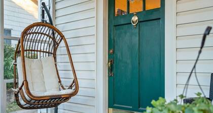 Walk to Cherry St, Utica Sq, pets & hot tub!