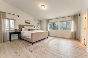 3 bedrooms, desk, iron/ironing board, free WiFi