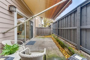 Terrace/patio - Gorgeously Designed Entire Home! (Vancouver)