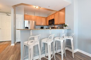 Een koelkast, een microgolfoven, een oven, een kookplaat