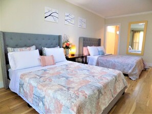 3 slaapkamers, een strijkplank/strijkijzer, gratis wifi, beddengoed