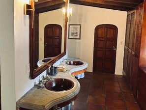 Quarto solteiro premium | Banheiro | Chuveiro, toalhas de banho