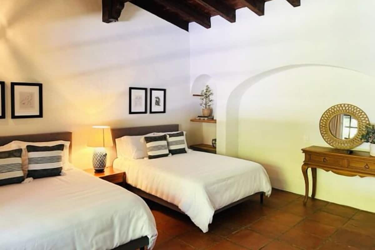 Cortinas blackout, tabla de planchar con plancha y wifi gratis