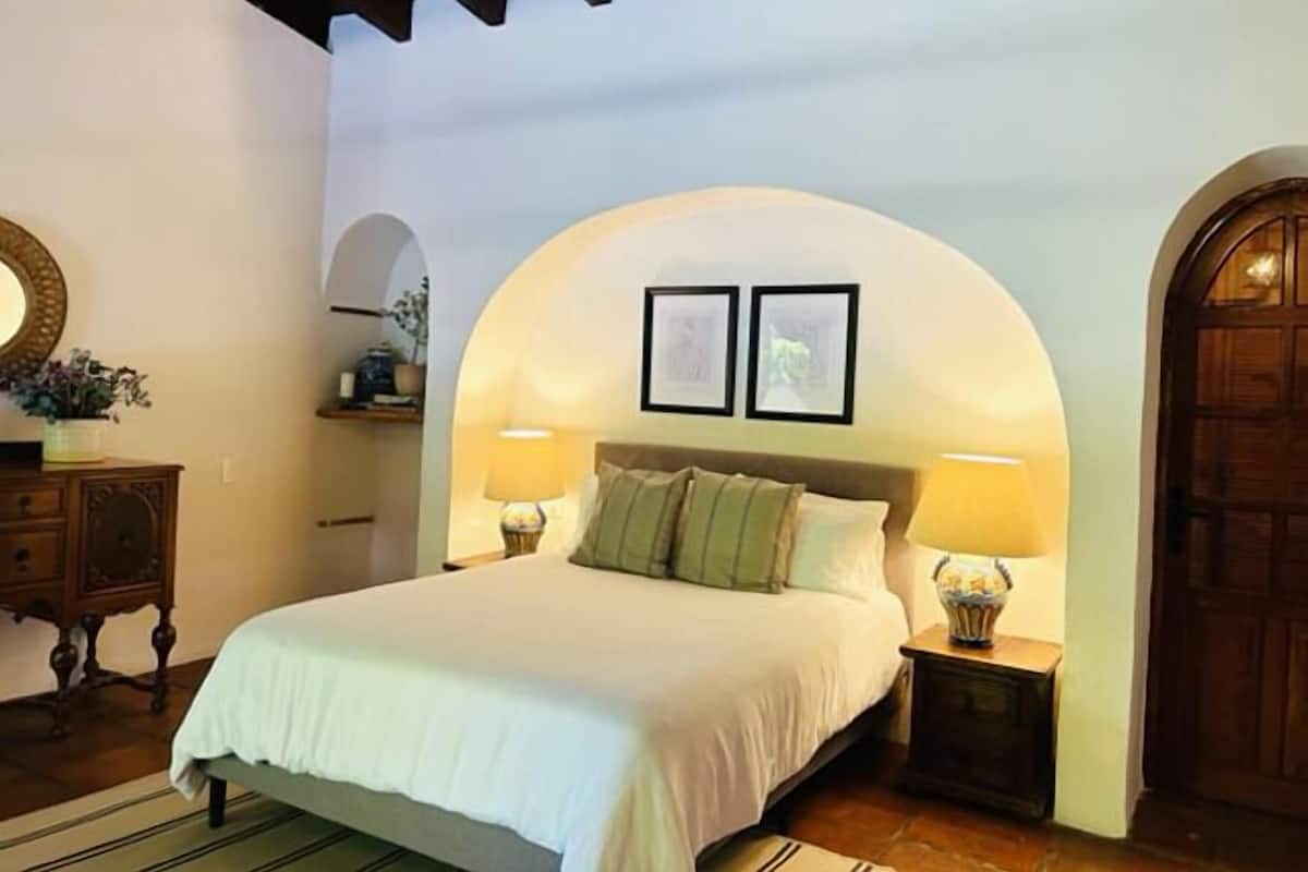 Cortinas blackout, tabla de planchar con plancha y wifi gratis