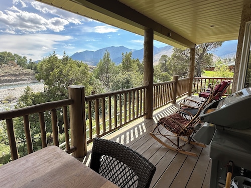 RIVERSIDE LODGE: wildlife watching, fishing, hiking from the house. Next to YNP!