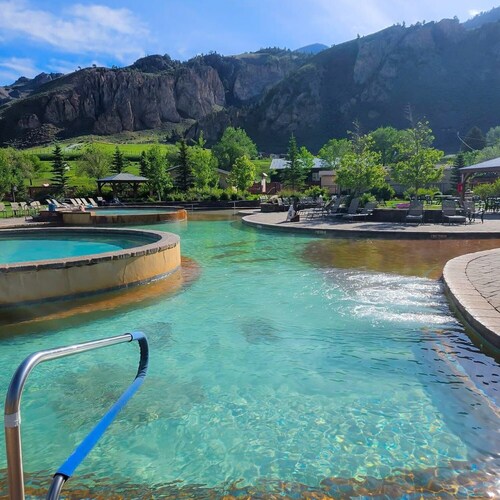 Riverside Lodge - wildlife watching & minutes to Yellowstone Park! 4BR / 3BA