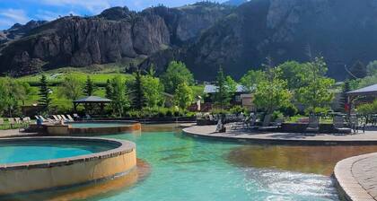 Riverside Lodge - wildlife watching & minutes to Yellowstone Park! 4BR / 3BA