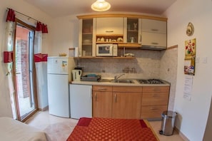 Kjøleskap, mikrobølgeovn, kaffetrakter/tekoker og vannkoker