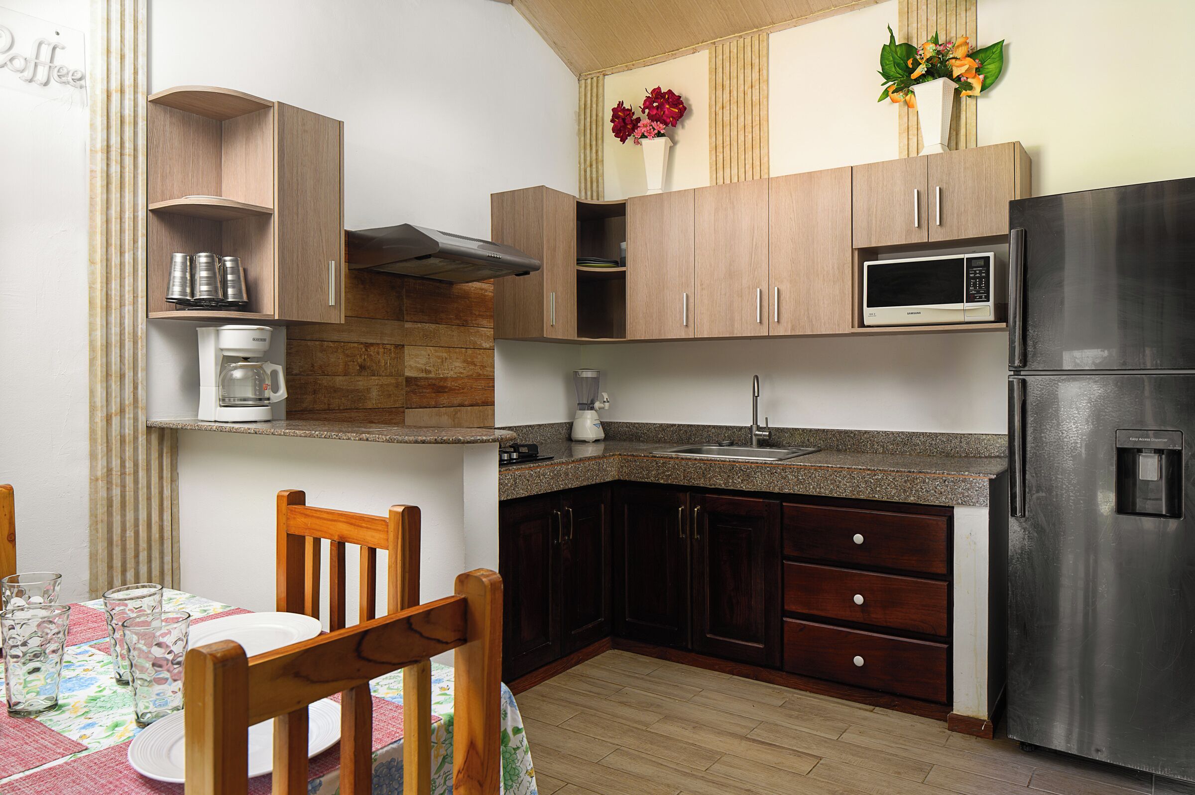 Frigorifero, microonde, piano cottura, macchina per tè/caffè