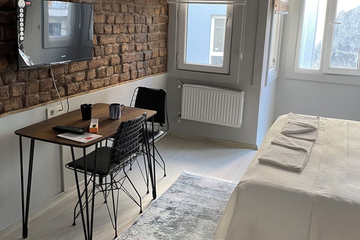 Deluxe Studio, 1 King Bed | Street view