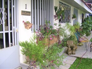 Exterior detail - Gated duplex for up to 12 people with pool, FO internet, hot water (Guápiles)