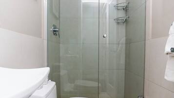 Dusche, kostenlose Toilettenartikel, Haartrockner, Handtücher