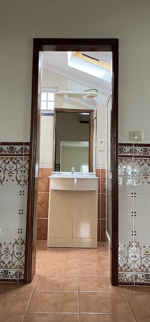 Regadera, secadora de cabello, bidet, toallas