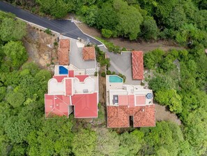 Exterior - Bella Vista – Casa Q • 2 BR Penthouse Retreat • Rooftop Terrace & Ocean Views • 5 Guests (Playa Hermosa)
