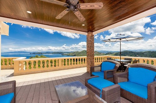 Bella Vista – Casa Q • 2 BR Penthouse Retreat • Rooftop Terrace & Ocean Views • 5 Guests
