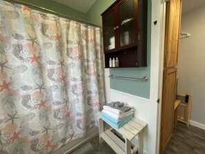 Hair dryer, towels, soap, shampoo - Sunlit Surf Studio Downtown Walk to Beach! (Santa Cruz)