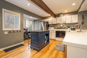 Maison mitoyenne, cheminée, vue montagne | Cuisine privée | Réfrigérateur, micro-ondes, four, plaque de cuisson